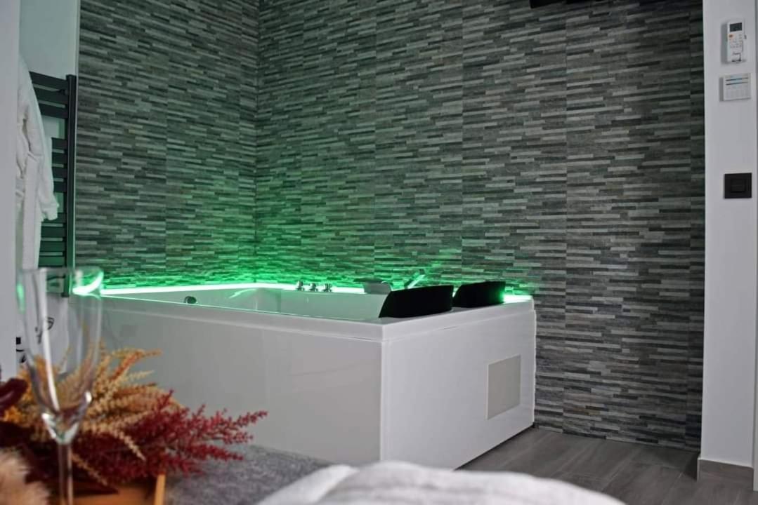 Alojamientos Lola, Suite Con Jacuzzi Benalup-Casas Viejas Exterior foto
